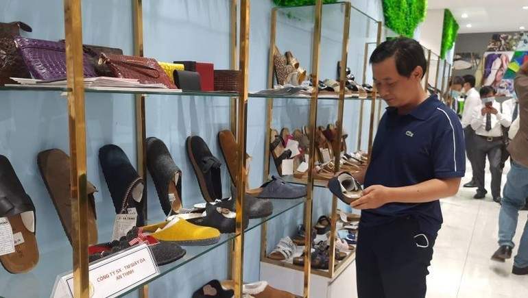 호찌민시 ITPC 쇼룸에서 가죽 및 신발 기업들이 자사 제품을 선보이고 있다.