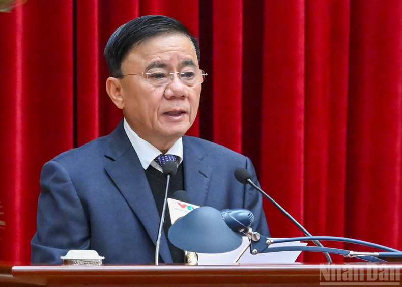 쩐 깜 뚜 서기국 상임위원이 회의에서 발언하고 있다.