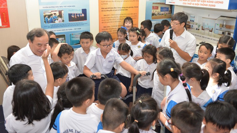 학생들이 실험실에서 자전거 발전 체험을 하고 있다.