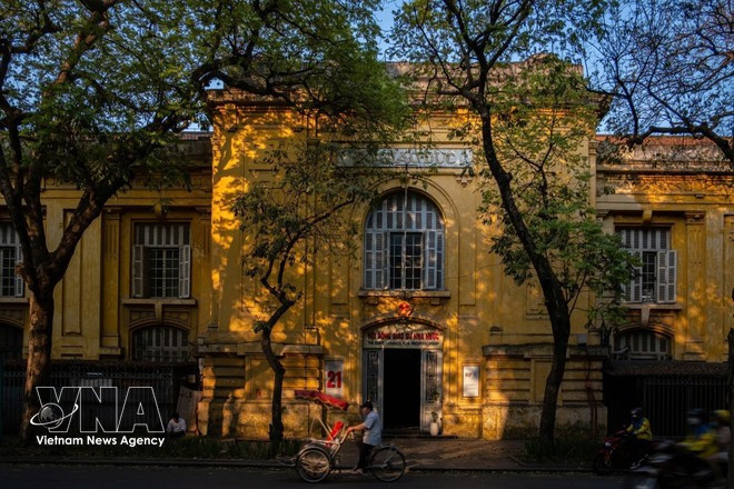 황금빛 가을 햇살이 거리마다 꿀처럼 쏟아진다 (사진: VNA)