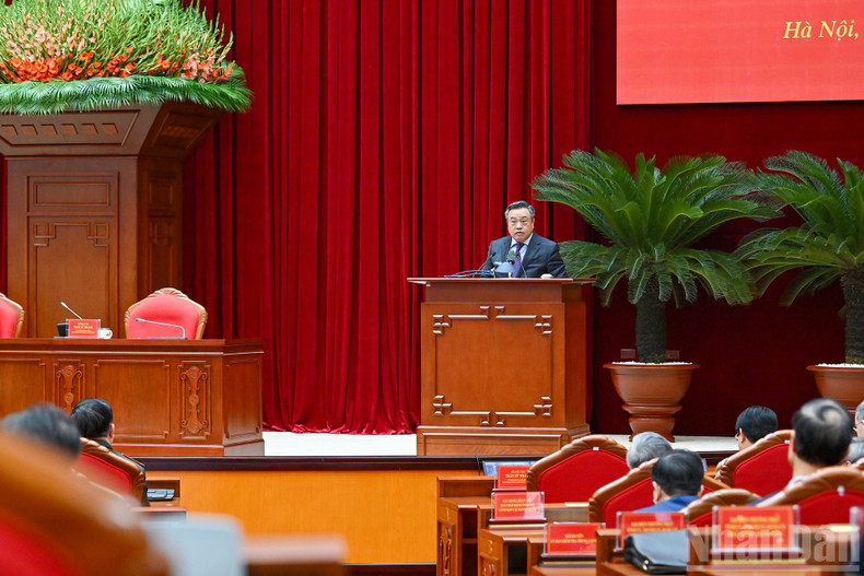 쩐 시 타인 당 중앙감찰위원장이 회의에서 발언하고 있다.