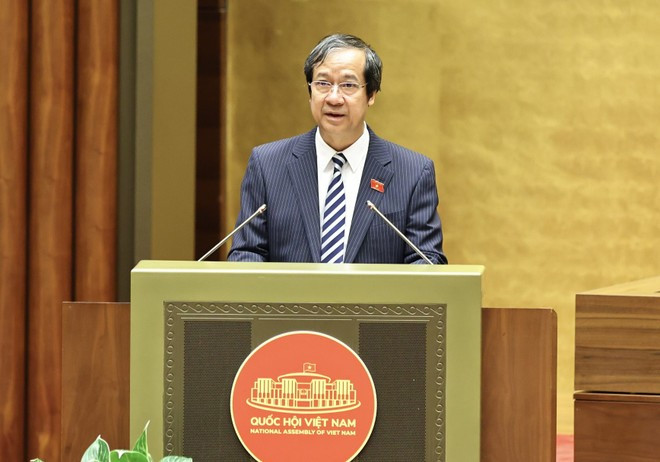 응우옌 낌 선 교육훈련부 장관이 세 개의 법안에 대한 제안서를 발표하고 있다. (사진: VNA)