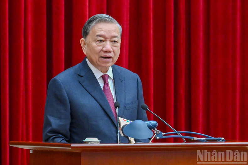 또 럼 당 서기장이 회의에서 연설하고 있다.