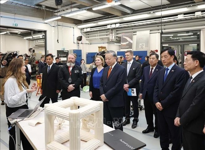 베트남 공산당 중앙위원회 또 럼 서기장이 22일 알토대학교 프로토타이핑 연구실을 방문하고 있다. (사진: VNA)