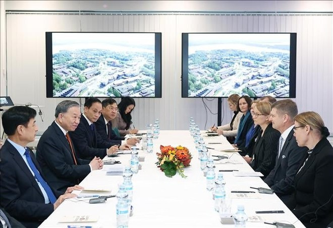 베트남 공산당 중앙위원회 또 럼 서기장(왼쪽 두 번째)이 알토대학교 대표들과 업무 회의를 하고 있다. (사진: VNA)