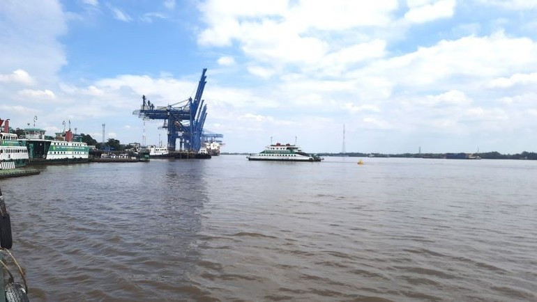 수상 운송은 물류 발전에서 중요한 위치를 차지한다.