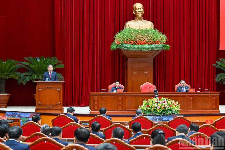 또 럼 당 서기장이 회의에서 발언하고 있다.