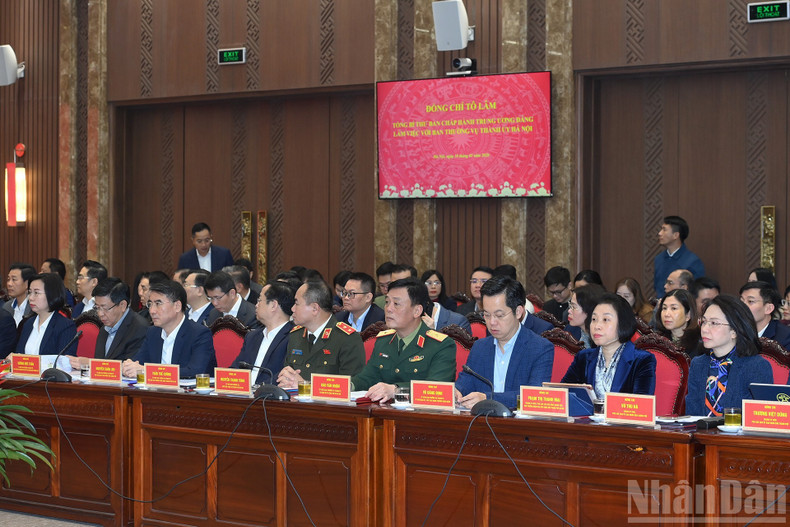 대표단이 실무 회의에 참석하고 있다.