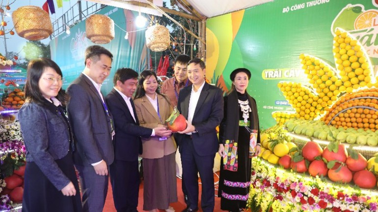 부스마다 몰려들는 관람객들.