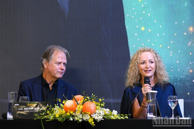 기자회견에 참석한 시크릿 가든