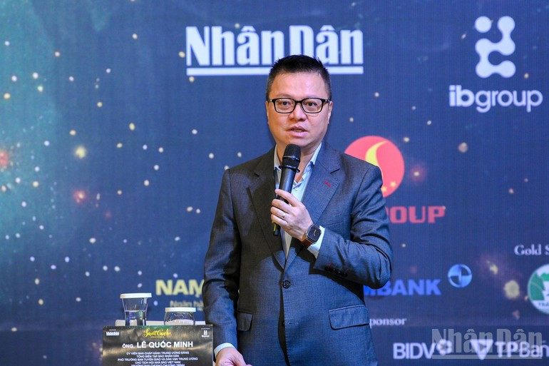 기자회견에서 발언하는 레꿕민 편집장.