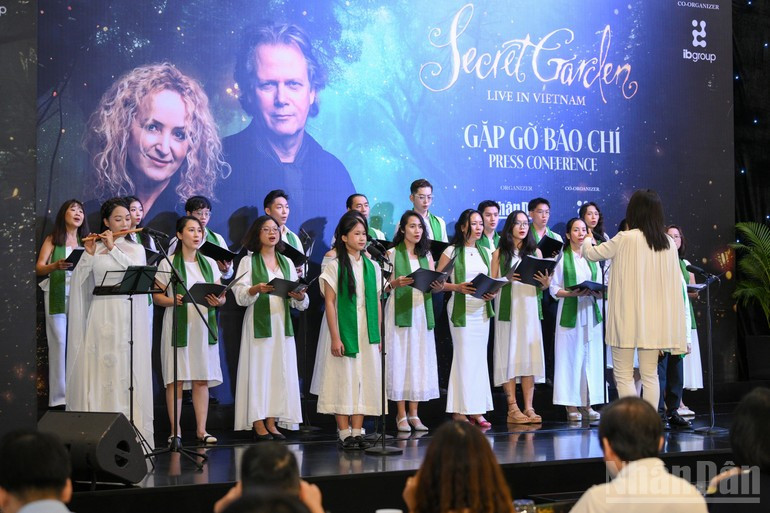 ‘Gio Xanh’ 합창단이 Secret Garden의 곡을 연주하고 있다.