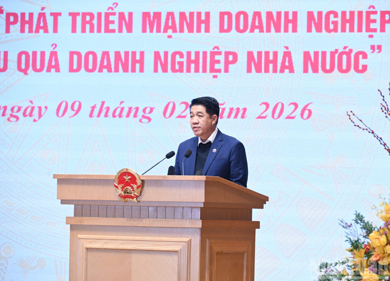 흥년 그룹 이사회 의장 겸 총괄사장이 연설하고 있다.