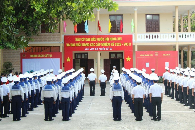 후보자 명단은 유권자들이 쉽게 볼 수 있도록 중심지 등 눈에 잘 띄는 곳에 공개적으로 게시되어 있다.