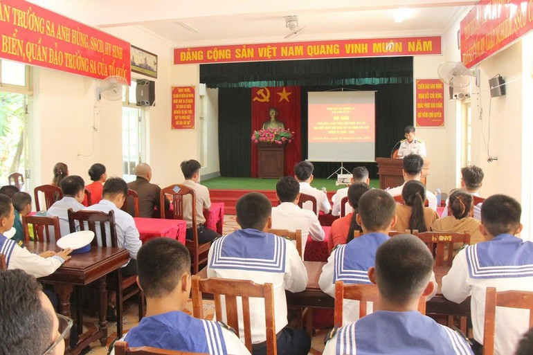 도서 부대 지휘관들이 장병과 주민들에게 선거 관련 정보를 적극적으로 알리는 데 주의를 기울이고 있다.