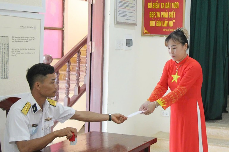 유권자들이 투표 절차를 마무리하고 있다.