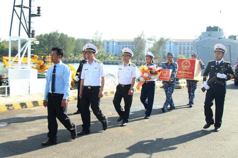 투표함이 도서 투표소로 운송되기 위해 선박에 실리고 있다.