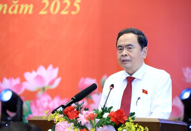 쩐 탄 먼 국회의장이 회의에서 발언하고 있다. (사진: VNA)