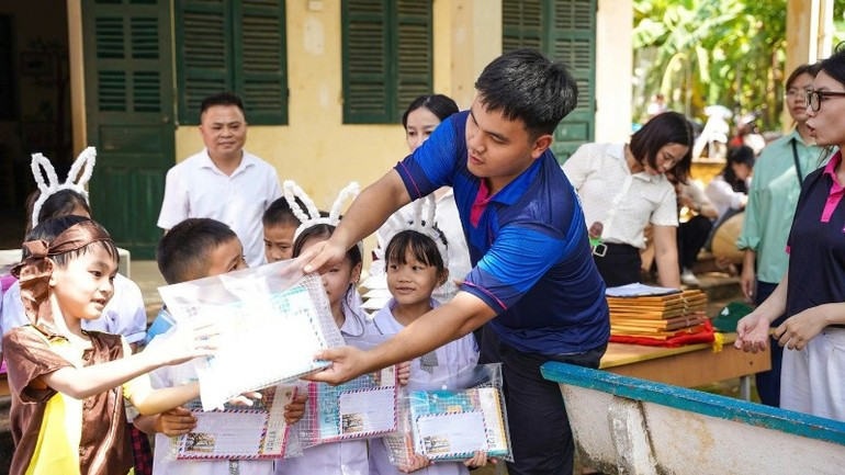 소외 지역 학생들에게 전달된 선물.