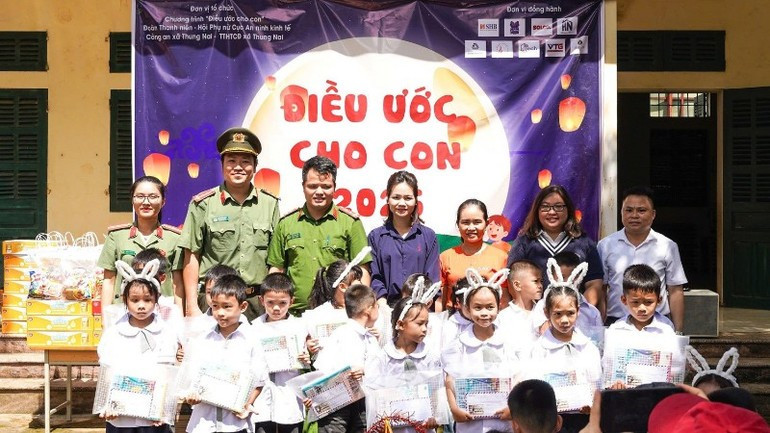 &apos;아이들을 위한 소원&apos; 프로그램이 푸토성 박퐁 초·중학교 학생들에게 선물을 전달했다.