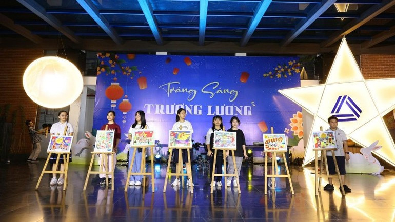 루옹더빈 학생들의 뛰어난 그림이 산간 지역 아동 지원을 위한 기금 마련 경매에 출품됐다.