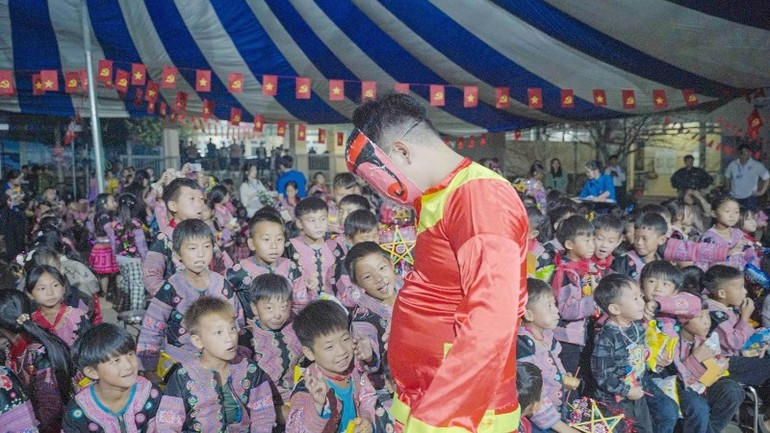 푸토성 파꼬면 항끼아A 초·중학교에서 활기차게 열린 중추절 축제.