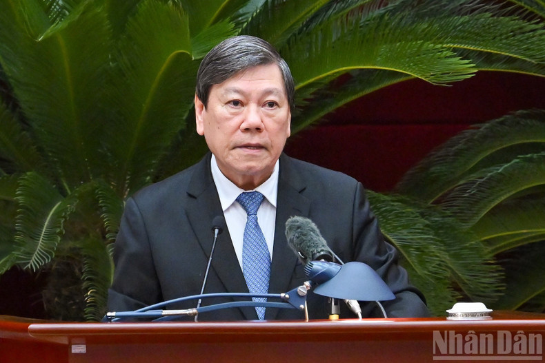 쩐 반 론 당 중앙감찰위원회 상임부위원장이 회의에서 보고서를 발표하고 있다.