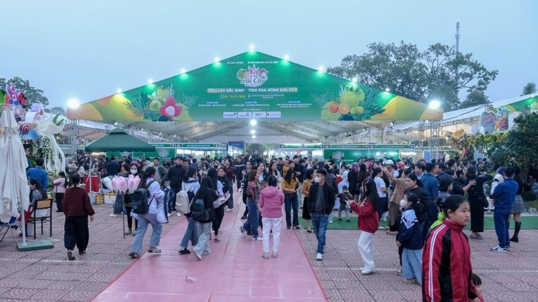 개막식을 기다리며 이른 아침부터 몰린 많은 인파.