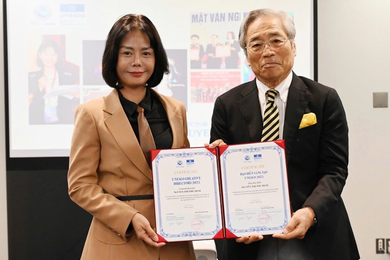 응우옌 티 투호아이(Nguyen Thi Thu Hoai)가 일본 유네스코협회연맹 스즈키 유지(Yuji Suzuki) 사무총장으로부터 명예증서를 받고 있다.