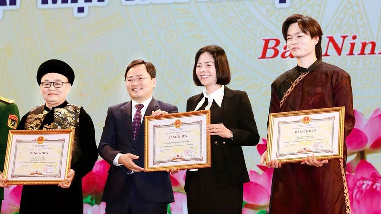 &apos;Bac Bling&apos; 뮤직비디오 제작팀이 박닌성 당국으로부터 표창을 받고 있다.