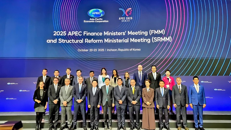 대표단이 한국에서 열린 제32차 APEC 재무장관회의에 참석하고 있다.