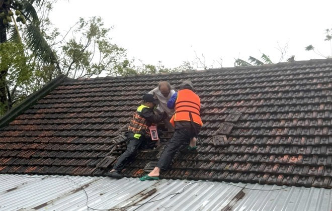 구조대가 침수 지역 주민을 돕고 있다. (사진: VNA)
