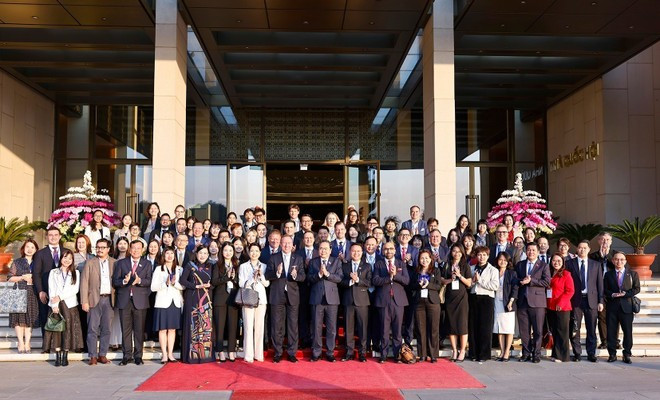 쩐 탄 먼 국회의장과 유럽-아세안 비즈니스 위원회(EU-ABC), 베트남 유럽상공회의소(EuroCham) 대표단. (사진: VNA)