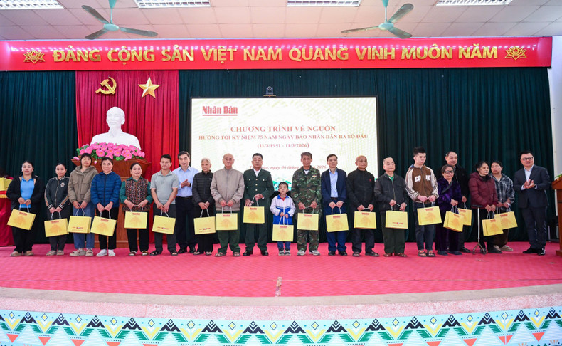 인민일보와 뚜옌꽝성 지도부가 떤쩌오면 주민들에게 선물을 전달하고 있다. (사진: THANH DAT)