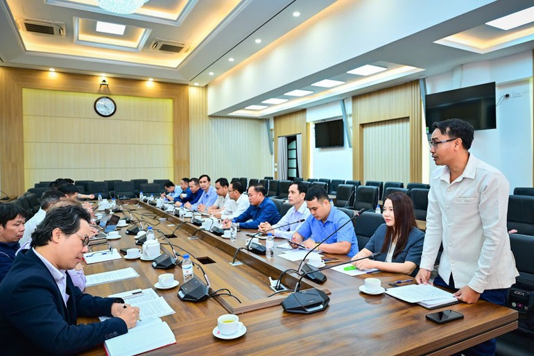 랏캄푸미가 베트남의 대표 언론 기관을 직접 방문해 배우게 된 것에 대한 소감을 밝히고 있다.