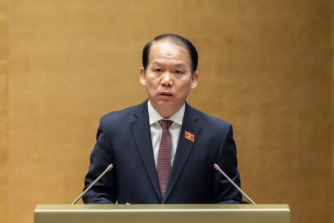 국회 법률사법위원회 황 탄 뚱 위원장이 22일 제15기 국회 제10차 회의에서 개정 공무원법 초안에 대한 확인 보고서를 발표하고 있다. 사진: VNA