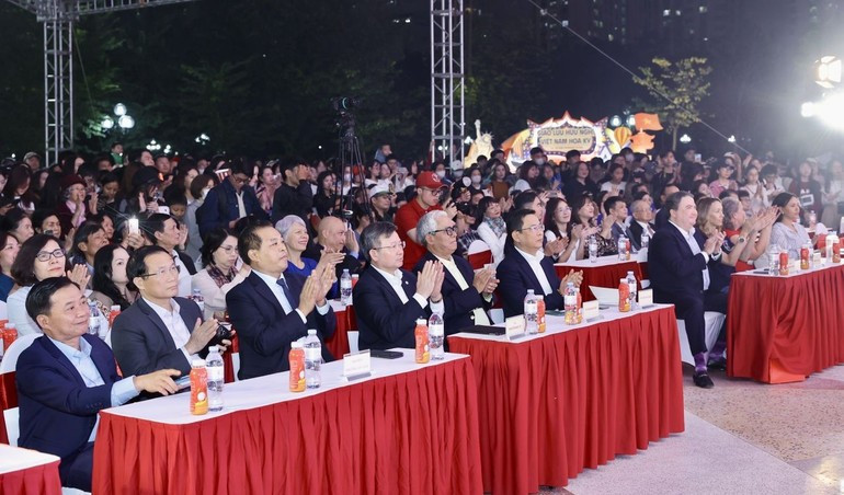 베트남-미국 우호 교류 행사에 참석한 대표단. (사진: DINH HOA)