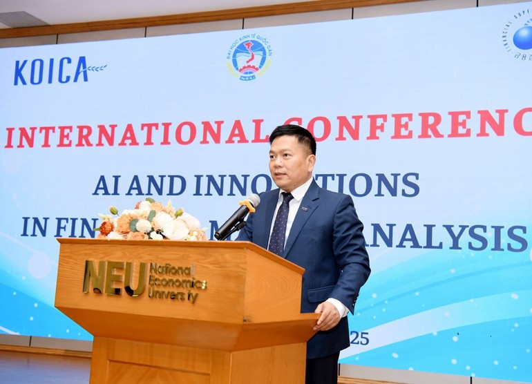 응우옌 탄 히에우 교수가 개회사를 하고 있다.