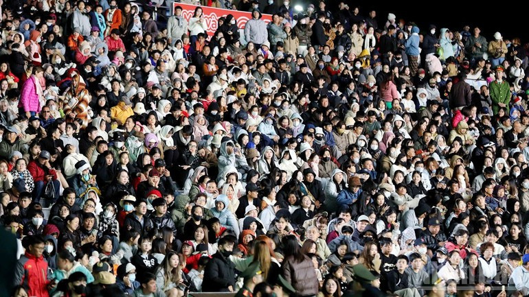 행사 개막식에 참석한 지역 주민과 방문객들.