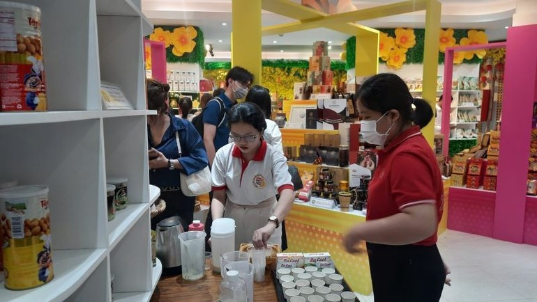 호찌민시 무역투자진흥센터에서 제품을 전시하는 호찌민시 식품 및 식품가공 기업들.