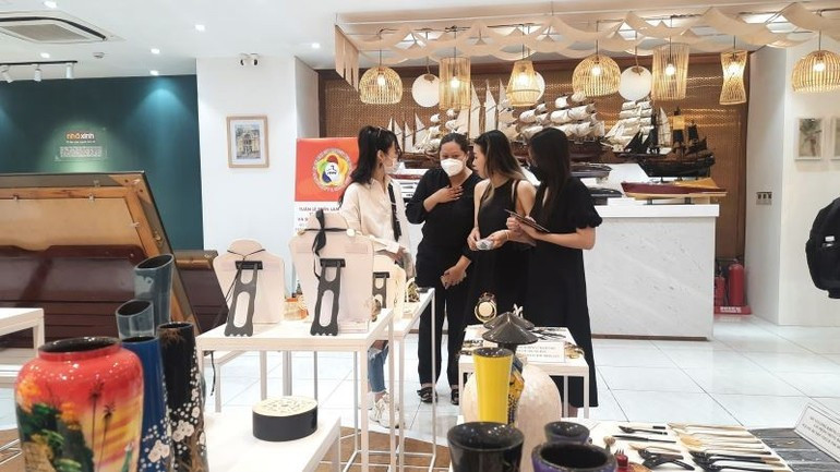 호찌민시 ITPC 쇼룸에서 관람객들이 지역 기업의 전시 제품을 살펴보고 있다.