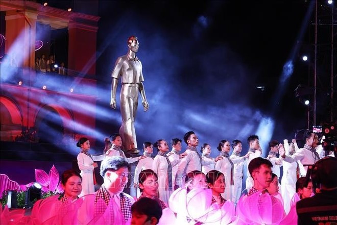 호찌민 주석(응우옌 떳타인)이 호찌민시 냐롱 부두에서 구국의 길을 찾아 떠나는 모습을 형상화한 동상. (사진: VNA)