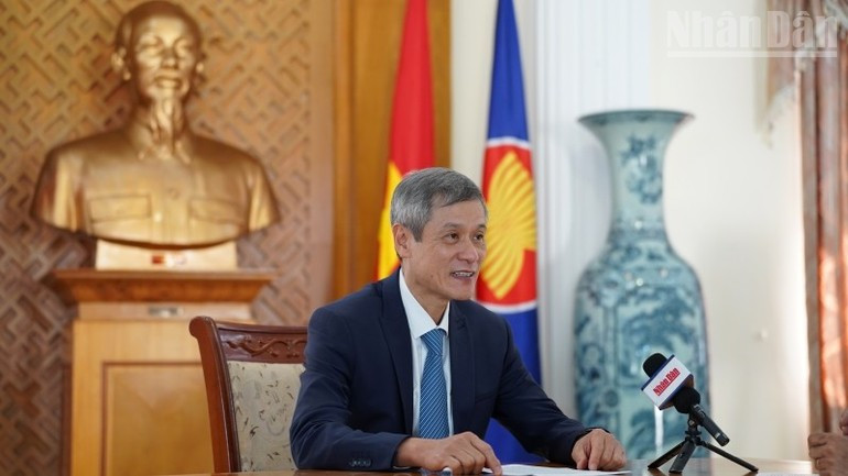 응우옌 민 부 주캄보디아 베트남 대사가 캄보디아에서 인민일보(Nhan Dan) 특파원과 인터뷰를 하고 있다. (사진: DINH TRUONG)