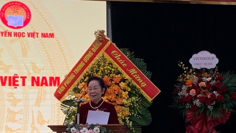 응우옌 티 도안 교수(전 국가부주석 겸 베트남학습촉진협회 회장)가 출범식에서 연설하고 있다.