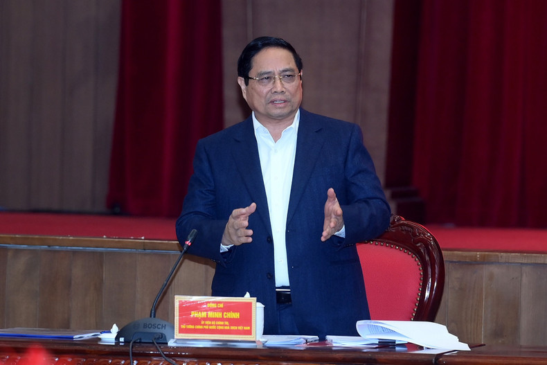 팜민찐 총리가 실무 회의에서 발언하고 있다.