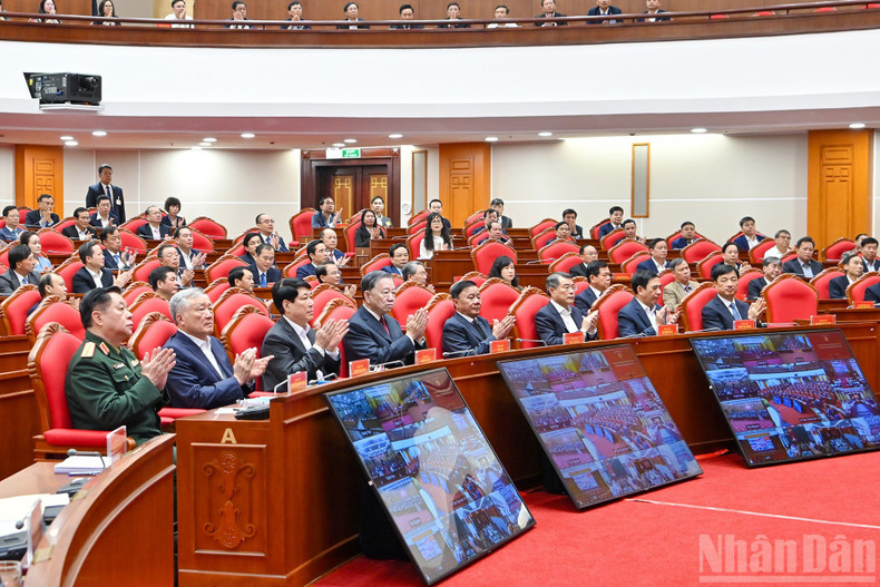 또 럼 당 서기장과 당·국가 지도자들이 회의에 참석하고 있다.