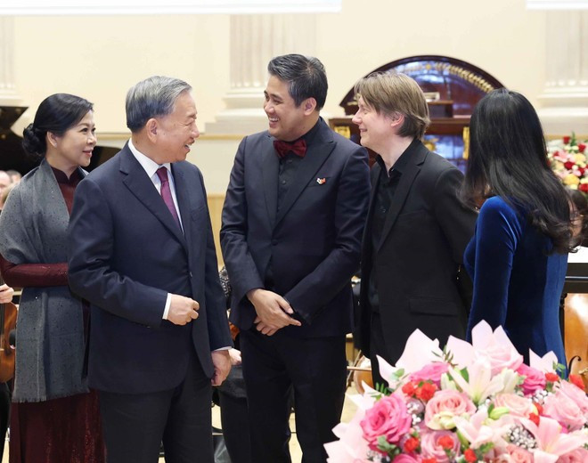 또 럼 베트남 공산당 서기장과 부인이 행사에서 예술가들과 대화를 나누고 있다. (사진: VNA)