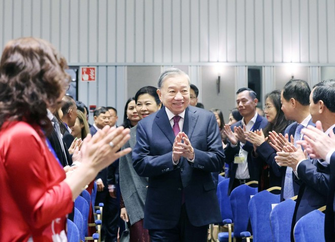 21일 북유럽 국가 주재 베트남 대사관 및 교민 대표들과 만난 또 럼 당 서기장. (사진: VNA)