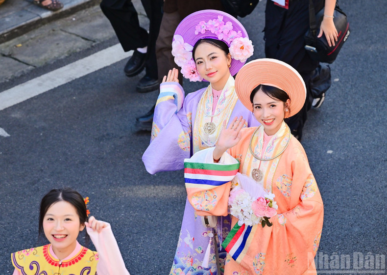 이번 프로그램은 고대 베트남 전통 의상 연구, 수집, 활용에 헌신하는 하노이 지역 사회의 열정과 성과를 공유했다.