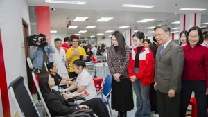 조직위원회 대표들은 헌혈자들에게 격려와 감사의 뜻을 전하고 있다.